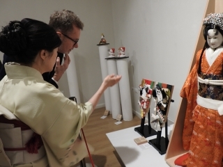 展示を案内する加藤大使